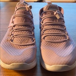 nike pull lace shoes